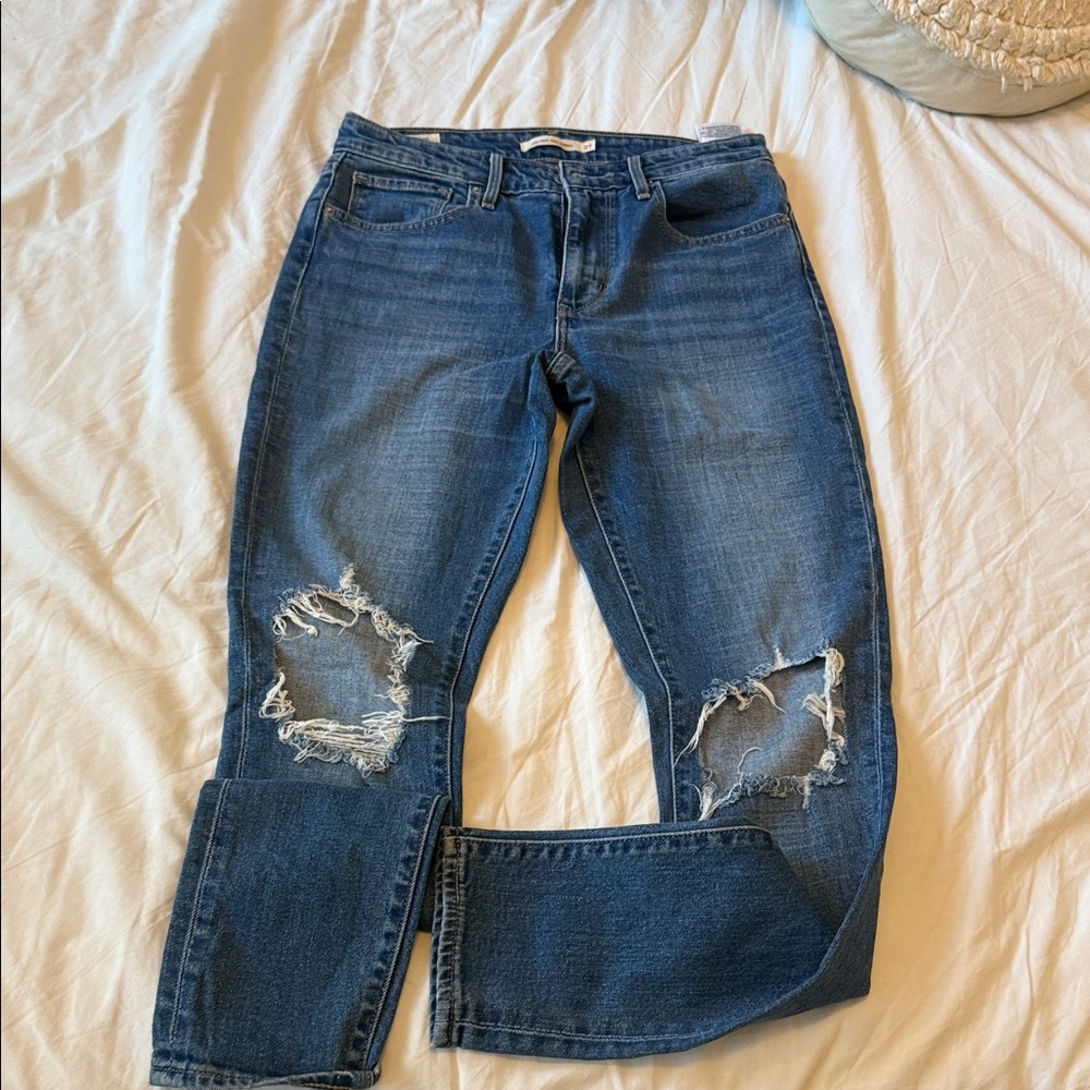 Levi Distressed Blue Jeans